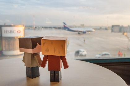 mini-nous en papier à l'aéroport avant voyage