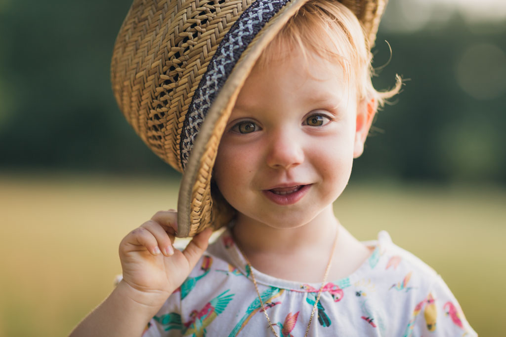 Portrait d'une petite fille avec un chapeau de paille