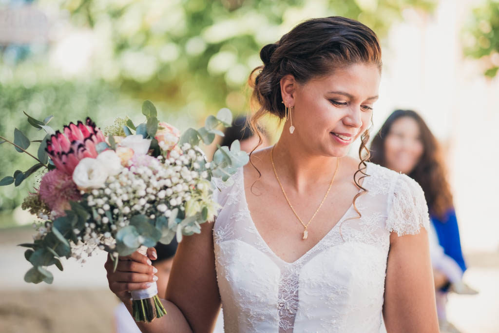 Portrait de la mariée qui tient son bouquet