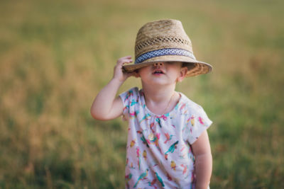 Portrait de l'enfant âgée de 2 ans, se cachant dans le chapeau de son père.