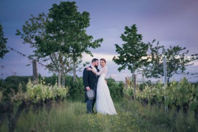 photo de couple au milieu des vignes avec un ciel violet réalisée pendant le mariage
