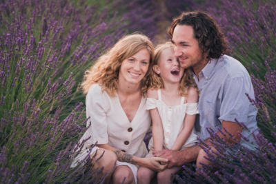 Famille heureuse et rieuse dans un champ de lavandes
