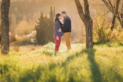 femme enceinte et homme face à face dans la nature au lever du soleil à Toulouse