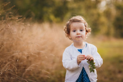 Portrait d'enfant tenant une feuille dans sa main