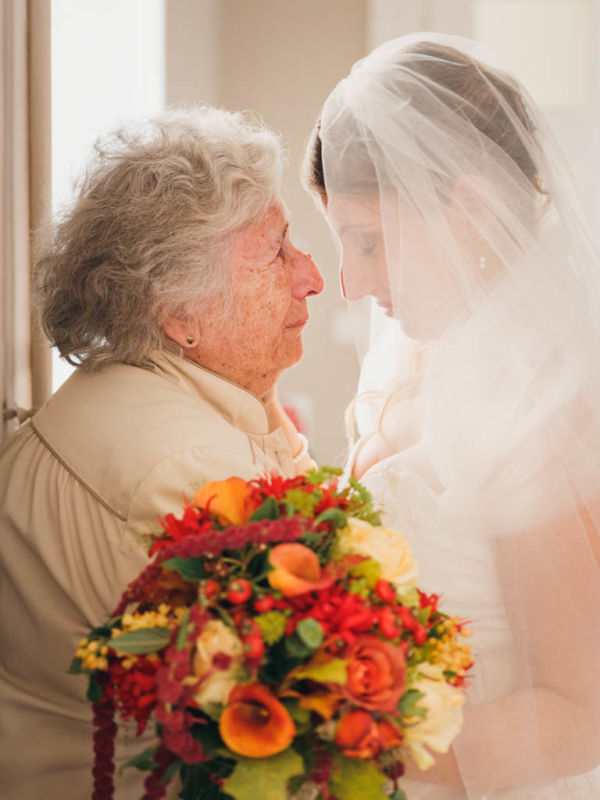 La mariée et sa grand mère face à face