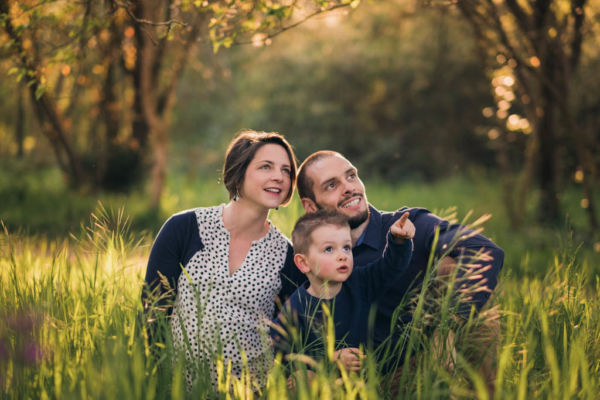 Couple et leur enfant pour une séance photo grossesse dans la nature Séance photo famille et grossesse