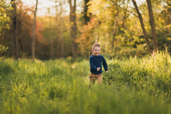 Enfant courant dans l'herbe