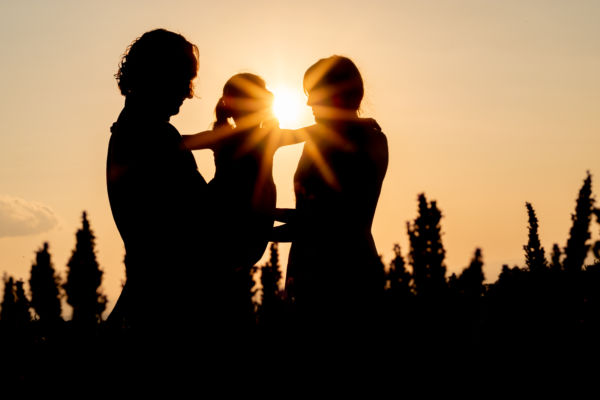 Photo silhouette des parents et de leur fille Photo de famille en silhouette