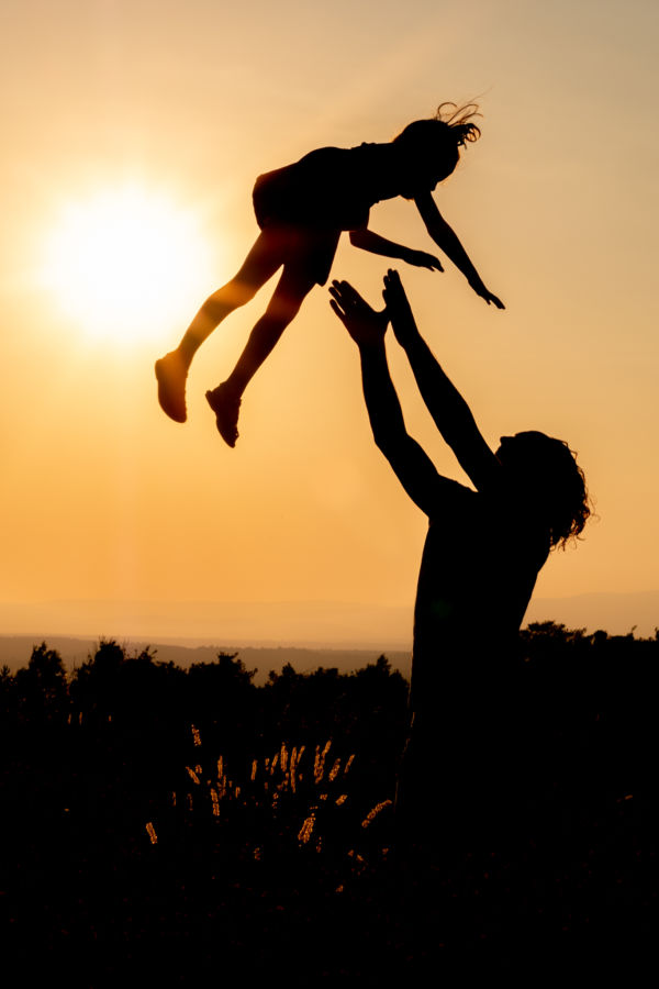 Photo en mouvement du père et de sa fille en ombre chinoise Photo silhouette du père et de sa fille