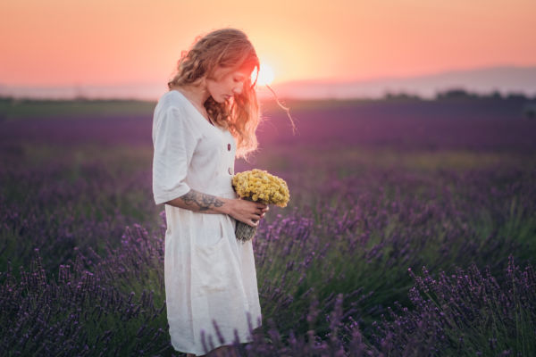 Photo portrait d'une femme au milieu des lavandes au soleil couchant Portrait d'une modèle au soleil couchant