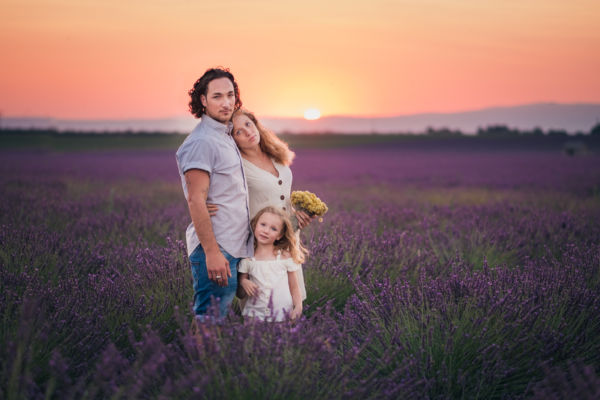 Photo des parents et de leur fille au milieu des champs de lavandes Photo de famille