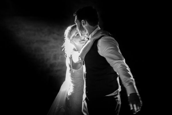 Ouverture du bal la mariée danse avec son marie en le regardant dans les yeux
