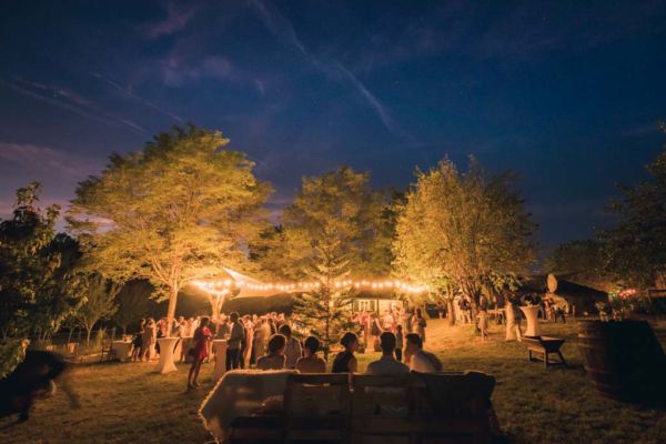 Lieu de reception avec guirlandes lumineuses