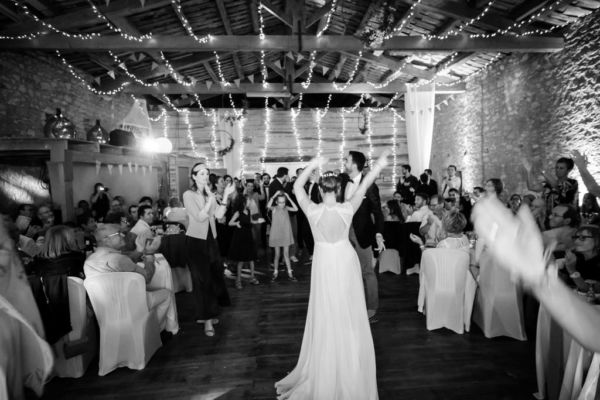 Mariée dansant dans la salle de réception