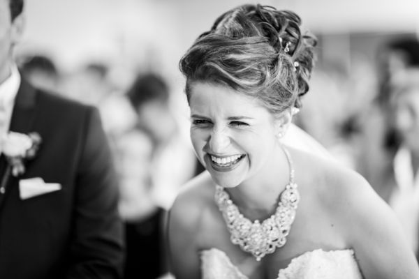 Portrait d'une mariée riant aux éclats