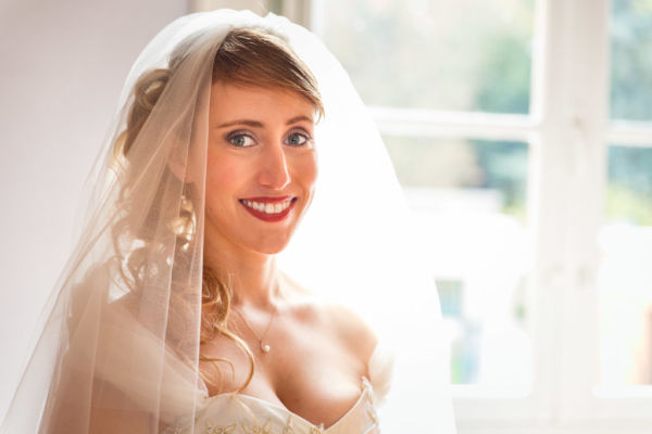 Portrait d'une mariée blonde avec un voile blanc