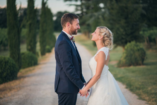 couple de mariés face à face dans une allée