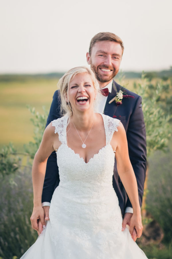 mariée riant aux éclat devant son époux