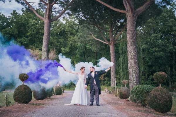 Séance photos des mariés avec fumigènes