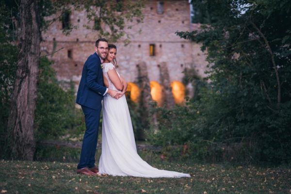 Mariés enlacés Les mariés au Domaine de Nartaud