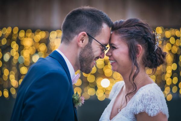 portrait de mariés souriants front contre front