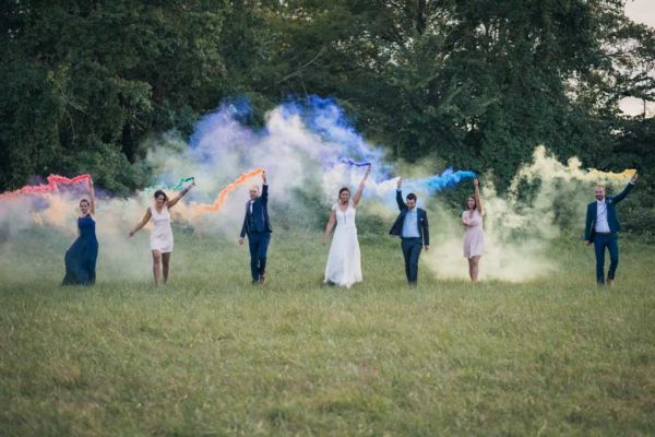 Photo fumigène des mariés avec les témoins Mariés et leur témoins avec des fumigènes