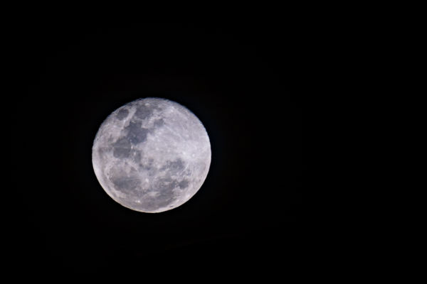 photo de la pleine lune sur un ciel noir