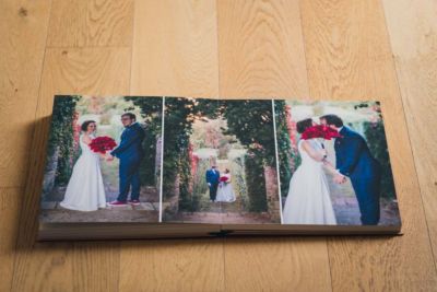 photo d'un album de mariage avec 3 photos de couple