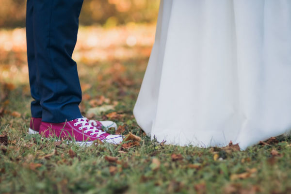 détails sur les chaussures et le bas de la robe d'un couple de mariés