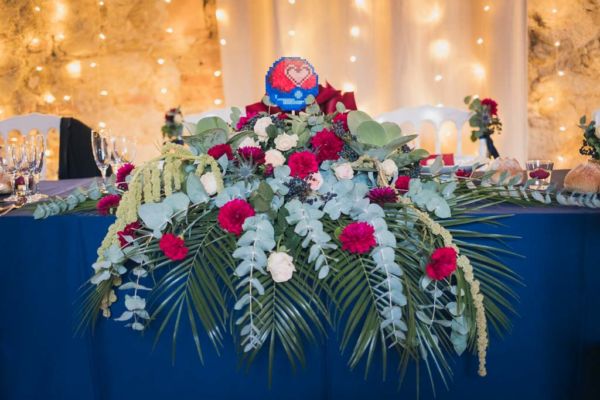 bouquet de fleurs sur la table d'honneur à un mariage