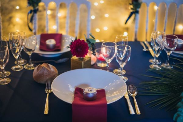 assiette et couverts sur la table des mariés