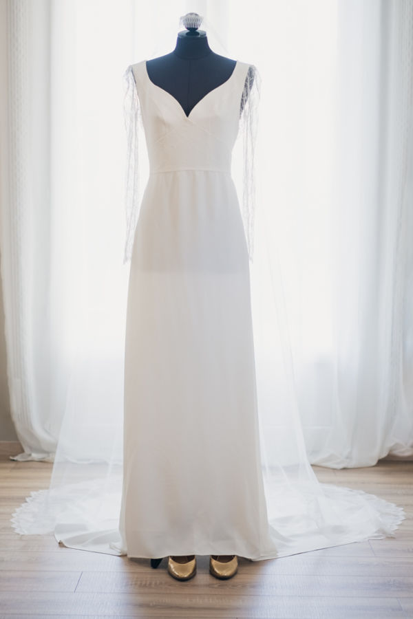 La robe de la mariée sur le mannequin de rangement