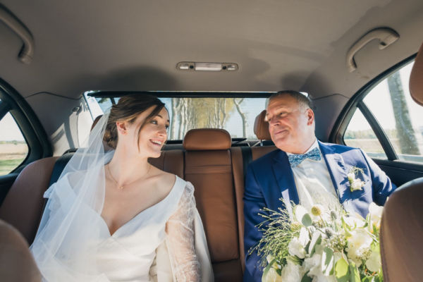 La mariée et son père sont dans la voiture