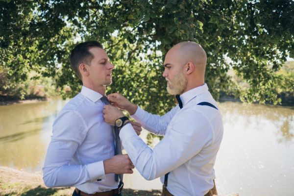 Le témoin du marié l'aide à ajuster sa cravate