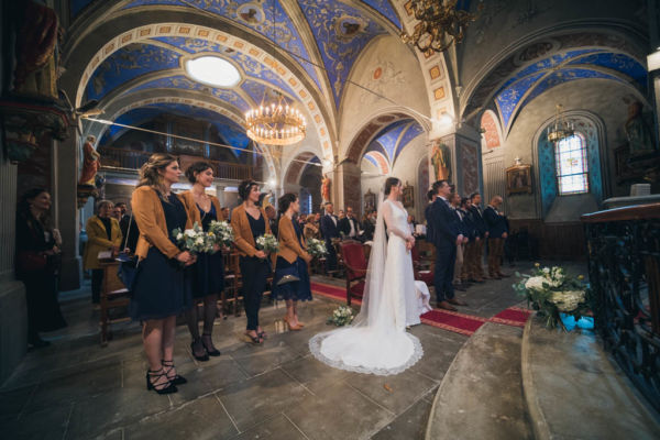 Dans l'église les témoins de la mariée sont debout au premier rang