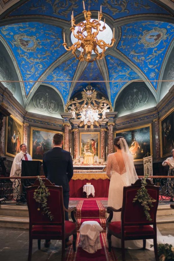 Dans l'église les mariés sont dans l'autel, au dessus d'eux le plafond de la nef est peint en bleu avec des motifs dorés