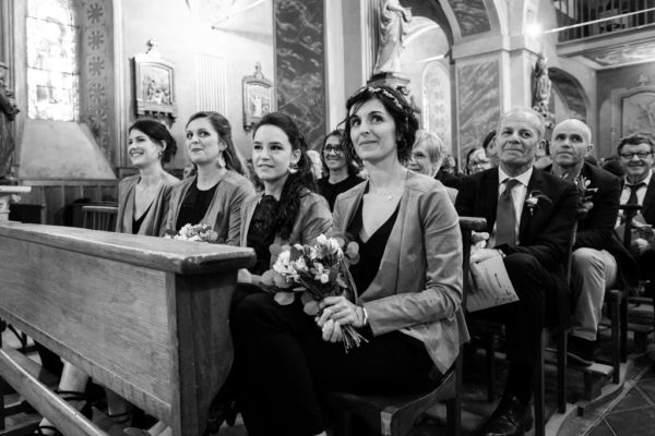 A l'église les témoins de la mariée sont assises au premier rang