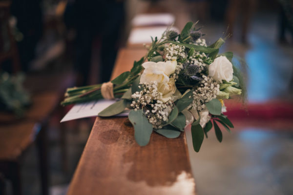 détail d'un bouquet posé sur un banc dans l'église