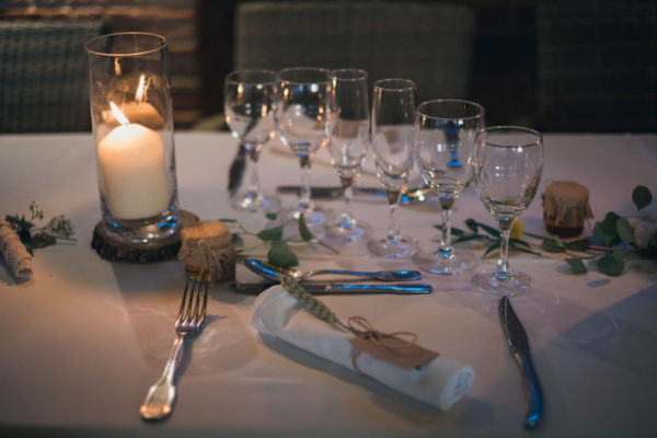 Détails du set de table pendant un mariage, couverts serviette, verres et bougie