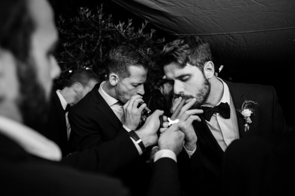 Le marié et ses témoins allument des cigares